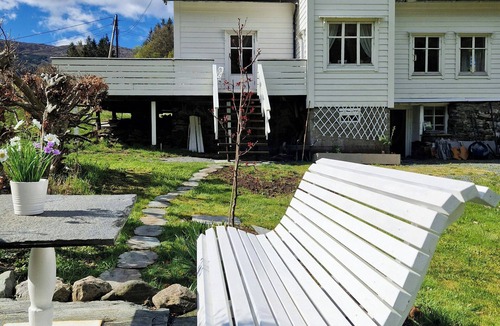 Arna House | Timber house from 1850 by Haukelandsvannet