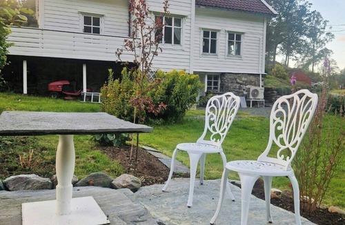 Arna House | Timber house from 1850 by Haukelandsvannet