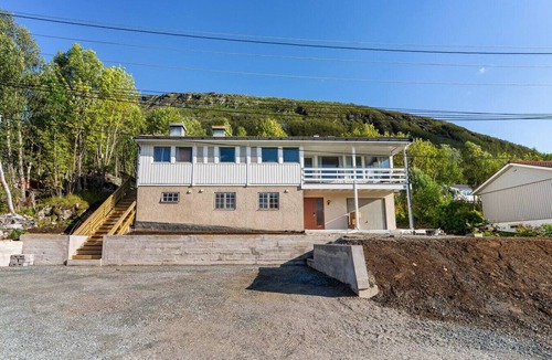 Tromso House | Top Floor Apartment with Scenic Views