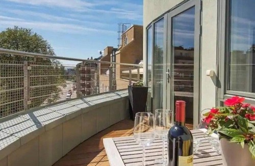 Majorstua Apartment | Top Floor With Balcony - Super Central - 5 pax