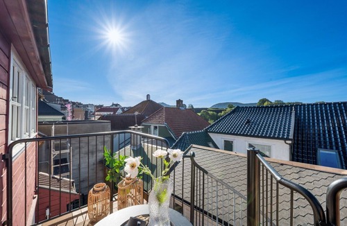 Bergenhus Apartment | Toppleilighet på Sandviken med balkong