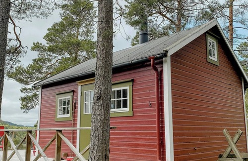 Levanger House | Traditional 60s cabin by Langåsdammen lake