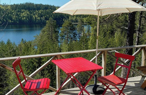 Levanger House | Traditional 60s cabin by Langåsdammen lake
