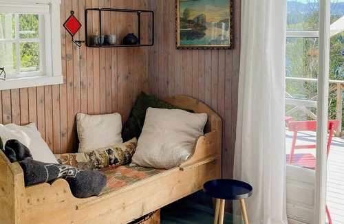 Levanger House | Traditional 60s cabin by Langåsdammen lake
