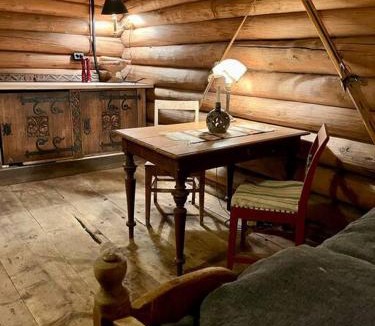 Hundorp Ski Chalet | Traditional barn - Glamping - wifi og sauna