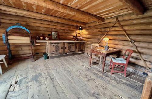 Hundorp Ski Chalet | Traditional barn - Glamping - wifi og sauna