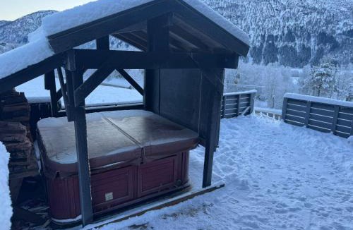 Vossestrand House | Traditional Cabin - Free parking, Sauna & View