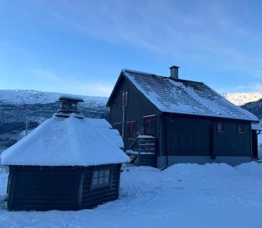 Vossestrand House | Traditional Cabin - Free parking, Sauna & View