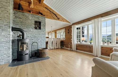 Stryn House | Traditional cabin with turf roof near Stryn