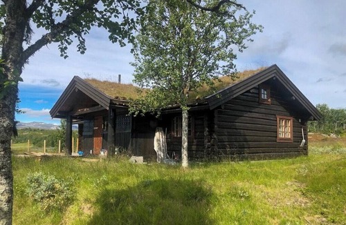 Al House | Traditional log cabin at Reineskarvet