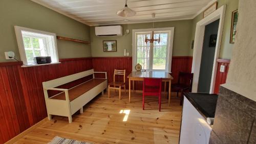 Auktsjaur House | Traditional Log Cabin - Self check-in