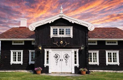 Hundorp House | Traditional timber farm with Sauna & Wi-Fi