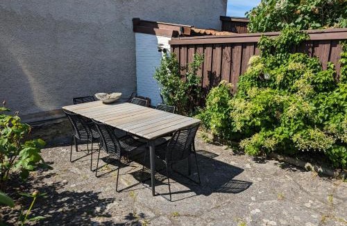 Innerstaden Apartment | Tranquil Villa with Garden Views & Terrace 3BR