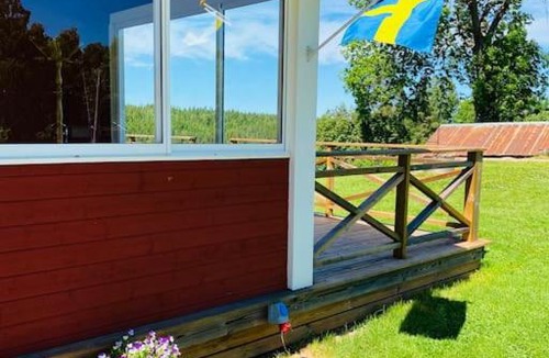 Skillingsfors House | Trevligt fritidshus med stor terrasse mot sjöen