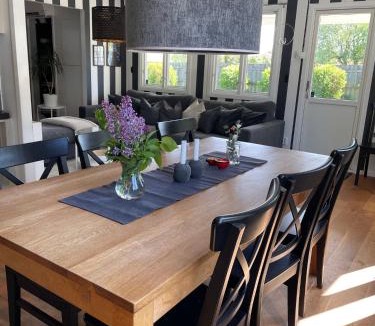 Mollosund House | Trevligt hus & Sjöbod i mysiga Mollösund Tången