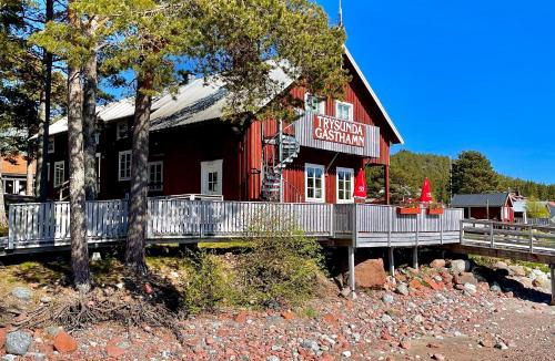 Arnasvall Hostel | Trysunda Vandrarhem & Skärgårdscafé