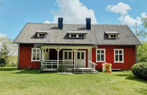 Tralsilt House | Unique historic schoolhouse near forest and river