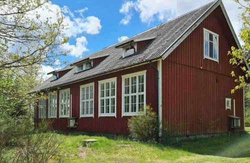 Tralsilt House | Unique historic schoolhouse near forest and river