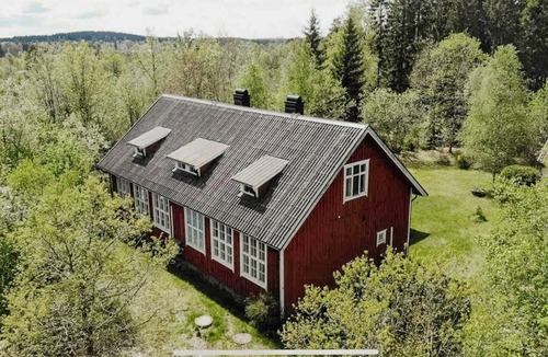 Tralsilt House | Unique historic schoolhouse near forest and river