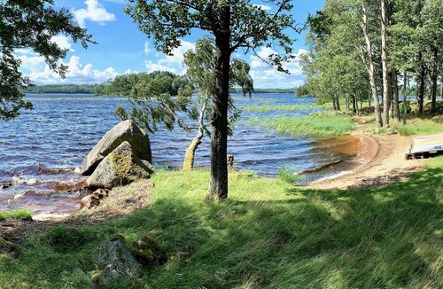 Stavsjo Villa | Unique lakeside home in Kösen, with a sauna, bicycles, a boat, a kayak, Wi-Fi, and an electric car charging station