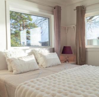 Molnlycke Villa | Unique Lakeview Home Ideal For Workers & Families