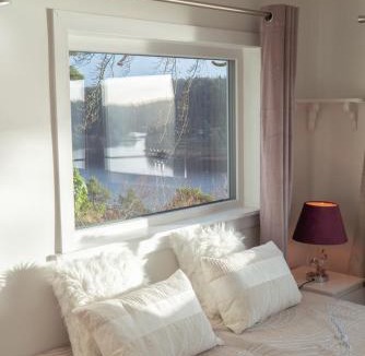 Molnlycke Villa | Unique Lakeview Home Ideal For Workers & Families