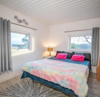Molnlycke Villa | Unique Lakeview Home Ideal For Workers & Families