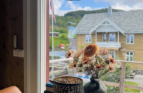 Valsoyfjord House | Unique modern harbour home in Valsøyfjord