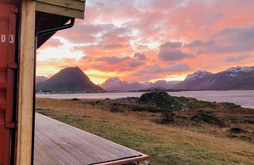 Flakstad House | Unique small cabin with sauna view in Lofoten