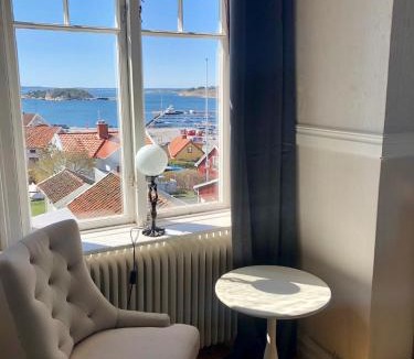 Stromstad Apartment | Vacker våning med havsutsikt i Strömstads centrum.
