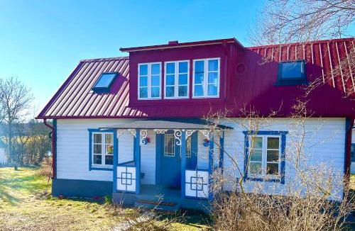 Hemse Villa | Vackert nyrenoverat 1800-talshus med bastu, vedspis och kamin