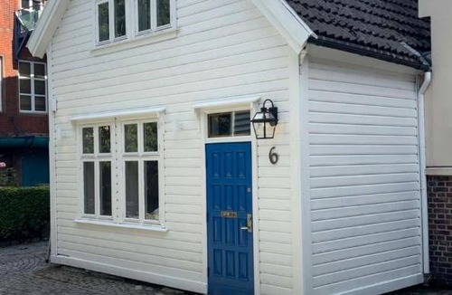 Sentrum Villa | Varmt og hjemmekoselig Bergenshus med 2 leiligheter - i rolig smau i hjertet av Bergen