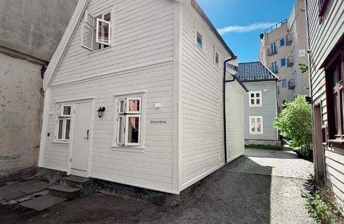 Sentrum Villa | Varmt og hjemmekoselig Bergenshus med 2 leiligheter - i rolig smau i hjertet av Bergen