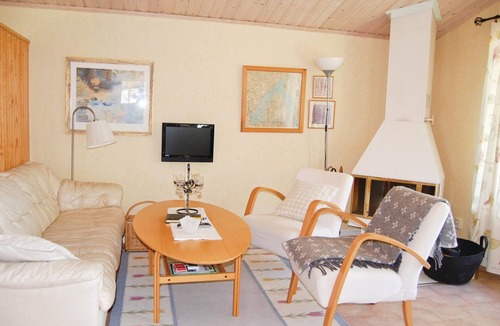 Vikangen House | Very nice and cozy cottage overlooking lake Viken with its own beach and bridge.