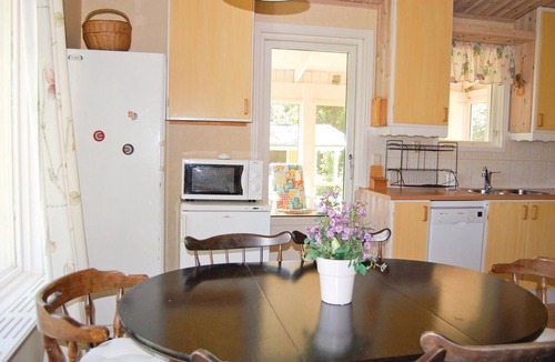 Vikangen House | Very nice and cozy cottage overlooking lake Viken with its own beach and bridge.