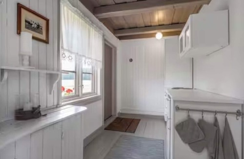 Askim Municipality Cabin | Veslestua - den lille landhandelen ved vannet/Historic Norwegian cabin
