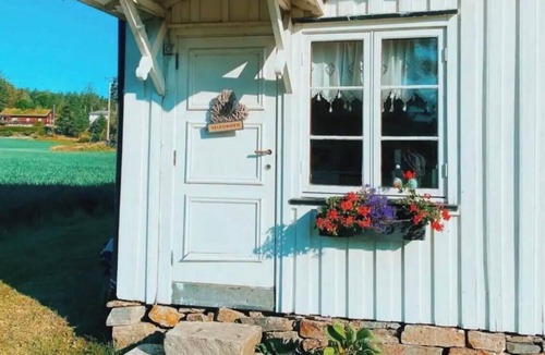 Askim Municipality Cabin | Veslestua - den lille landhandelen ved vannet/Historic Norwegian cabin