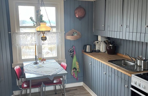 Marker Cabin | Veslestua, located on a cozy farmstead by Lake Rødenessjøen