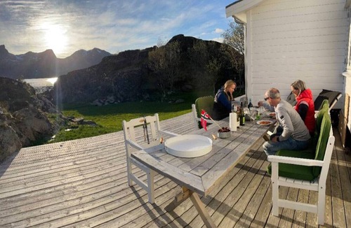 Ballstad House | Vettingstua, beautiful house down by the sea.