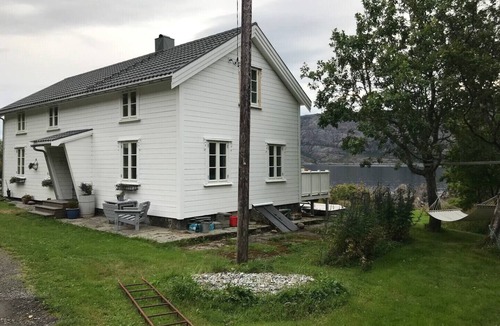 Ballstad House | Vettingstua, beautiful house down by the sea.
