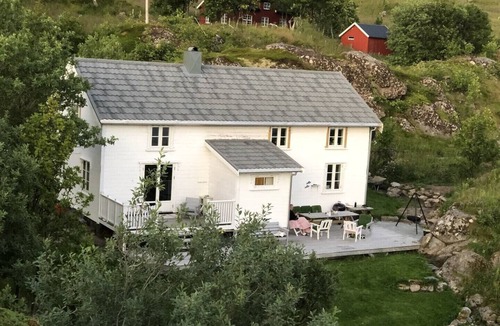 Ballstad House | Vettingstua, beautiful house down by the sea.