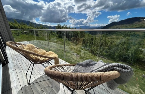 Sogndal Ski Chalet | Vidsyn Hodlekve: Panoramic views, playful modern design, cinema & foosball