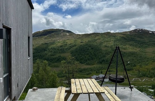 Sogndal Ski Chalet | Vidsyn Hodlekve: Panoramic views, playful modern design, cinema & foosball