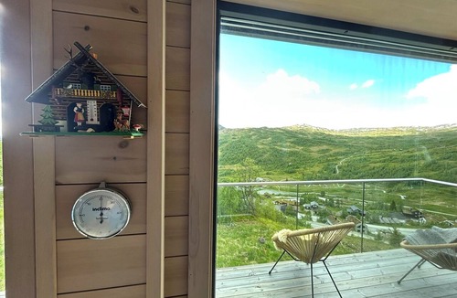 Sogndal Ski Chalet | Vidsyn Hodlekve: Panoramic views, playful modern design, cinema & foosball