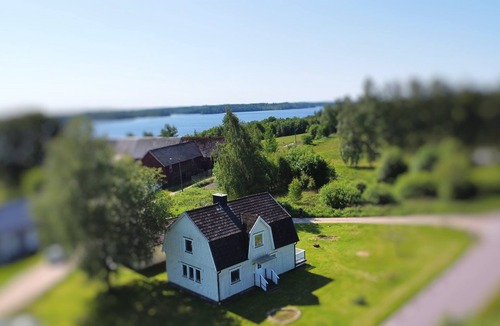 Kalv House | Villa Havsörn – Holiday Home with Sauna near Lake Kalvsjön