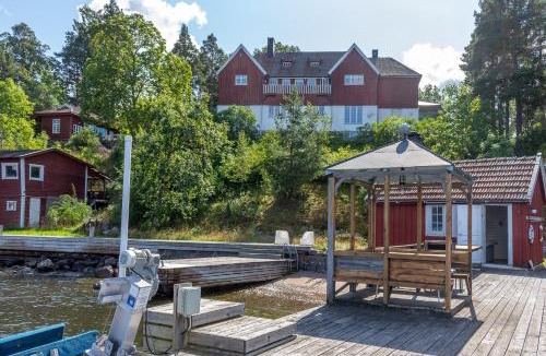 Karlsudd Bed & Breakfast | Villa Hjorthagen B&B, private jetty by the sea at island Edlunda
