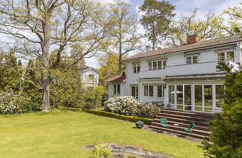 Saltsjobaden House | Villa idyll on Solsidan with award-winning park-like garden and lake views!