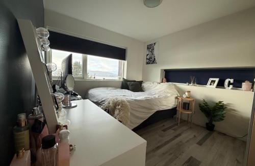 Tertnes Villa | Villa med 5 soverom, 4 bad og 3 kjøkken, 400 m fra lokal badestrand