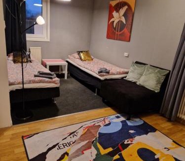 Marieberg Villa | Villa med egen parkering. Möjlighet att boka från 1 och upp till 5 personer.