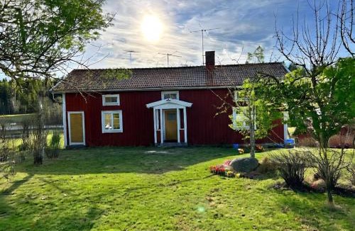 Nora Municipality House | Villa Sakis - Historic Swedish Farm Cottage - Lake Sauna